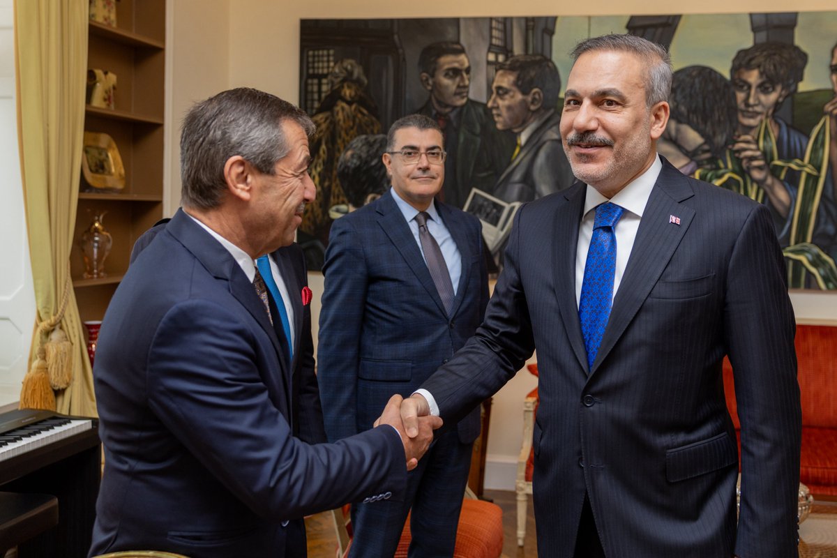 TC_Disisleri's tweet photo. Bakanımız @HakanFidan, Kuzey Kıbrıs Türk Cumhuriyeti Cumhurbaşkanı Tufan Erhürman ve Dışişleri Bakanı Tahsin Ertuğruloğlu ile New York’ta görüştü. https://t.co/mdJRL7O3lM