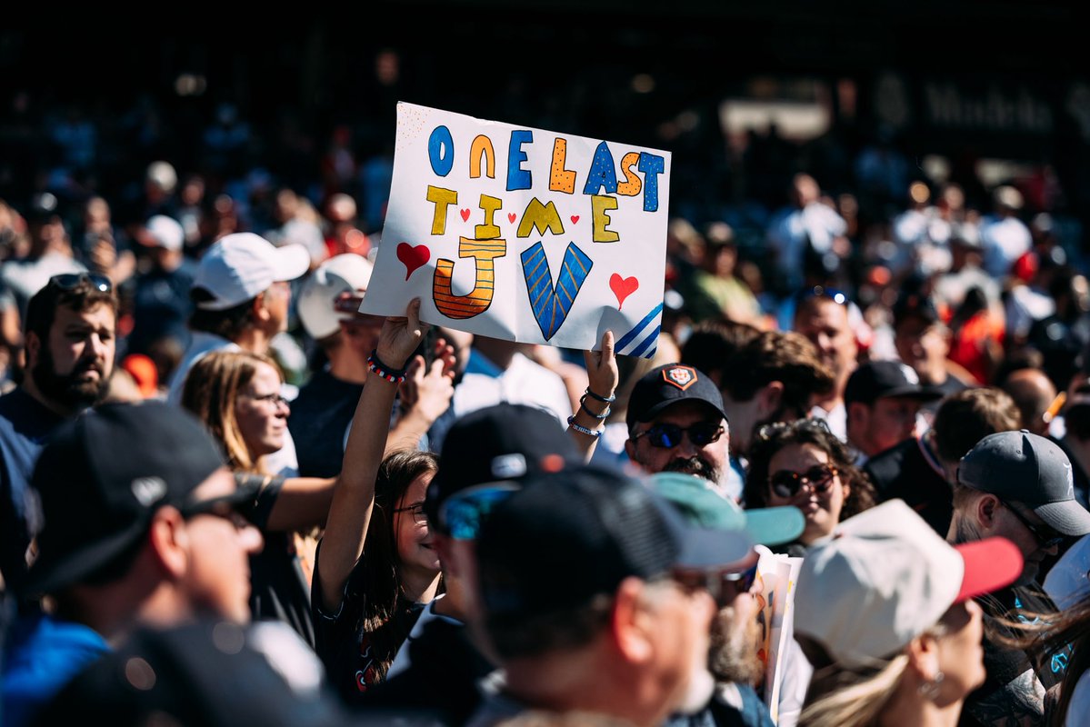 tigers's tweet photo. 💙🧡 https://t.co/2C5NUGIAVP