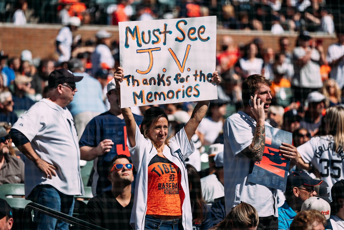 tigers's tweet photo. 💙🧡 https://t.co/2C5NUGIAVP
