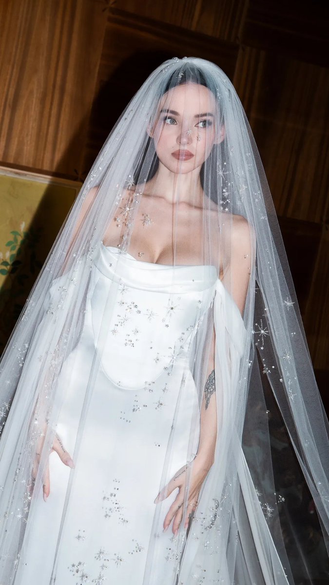 dovelieswiftie's tweet photo. The most beautiful bride omg😭😭😭 https://t.co/FFii8lyzkj