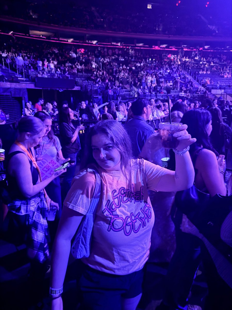 literallysky's tweet photo. Heyyyyyyy can I be photographer tonight please @HSHQ @TogetherTourHQ https://t.co/XsGToLHrWd
