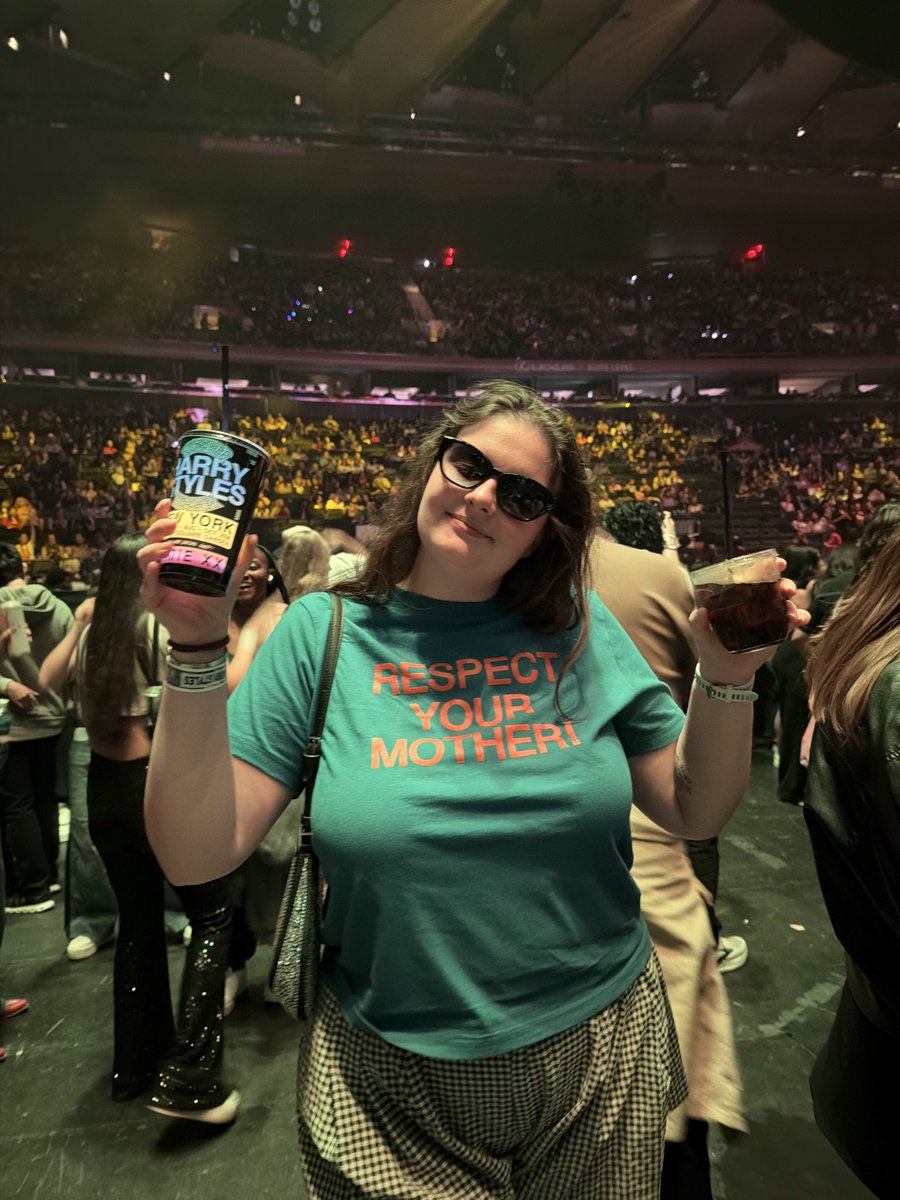 literallysky's tweet photo. Heyyyyyyy can I be photographer tonight please @HSHQ @TogetherTourHQ https://t.co/XsGToLHrWd