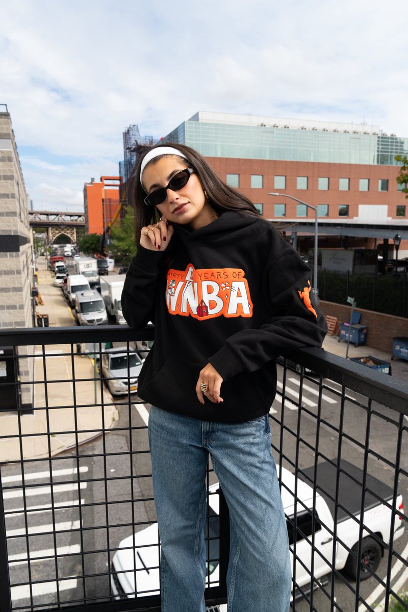 wslam's tweet photo. Marisa Menist had the shades, headband, and bag ready for gameday along her hoodie from the new @DoorDash  x @weareround21 collection. She stays fly for the occasision. https://t.co/1mkGTaFzs2