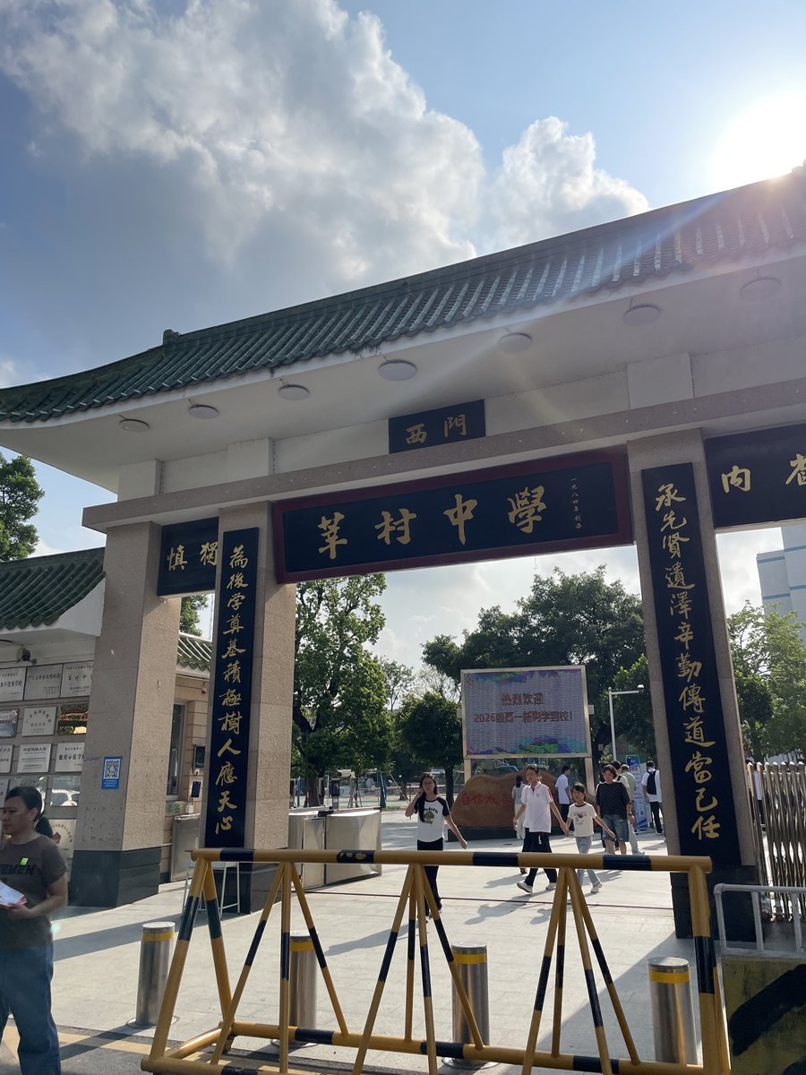 zuushauideren's tweet photo. 一个中国中学生和他的狗屎学校 https://t.co/3DEX378Hfv