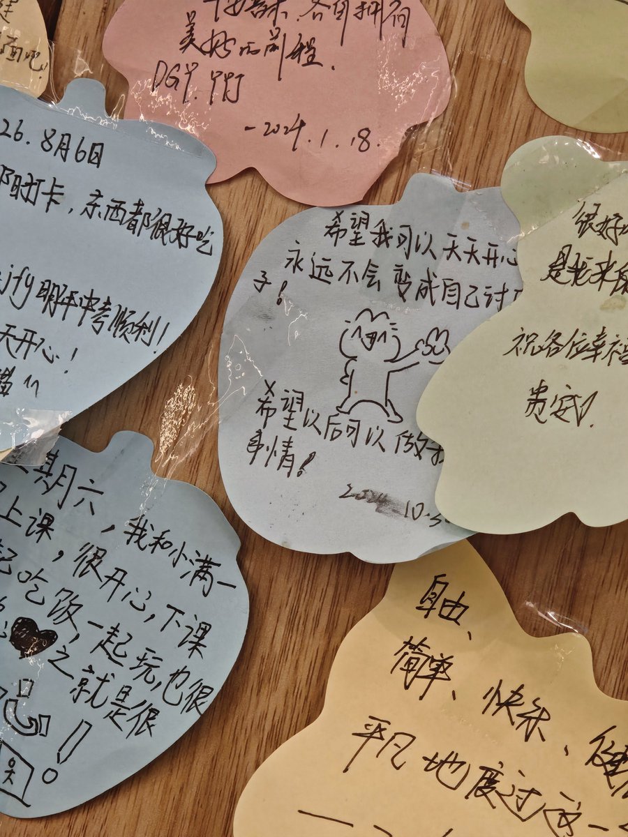 Juiccce21's tweet photo. @AN_LINJIANG 发现容易在关系进一步发展过程中把对方看的越来越重，特别情感需求高的有可能下意识将其视作精神、情感寄托，人之常情但是这是个危险的事情，不只是圈子的关系。关系破裂后，一时接受不了，陷进去多深就多难脱离，严重的会有反噬。害   好像也合理…

还是看看小学生们的可爱留言吧 https://t.co/zksU2eCsxv
