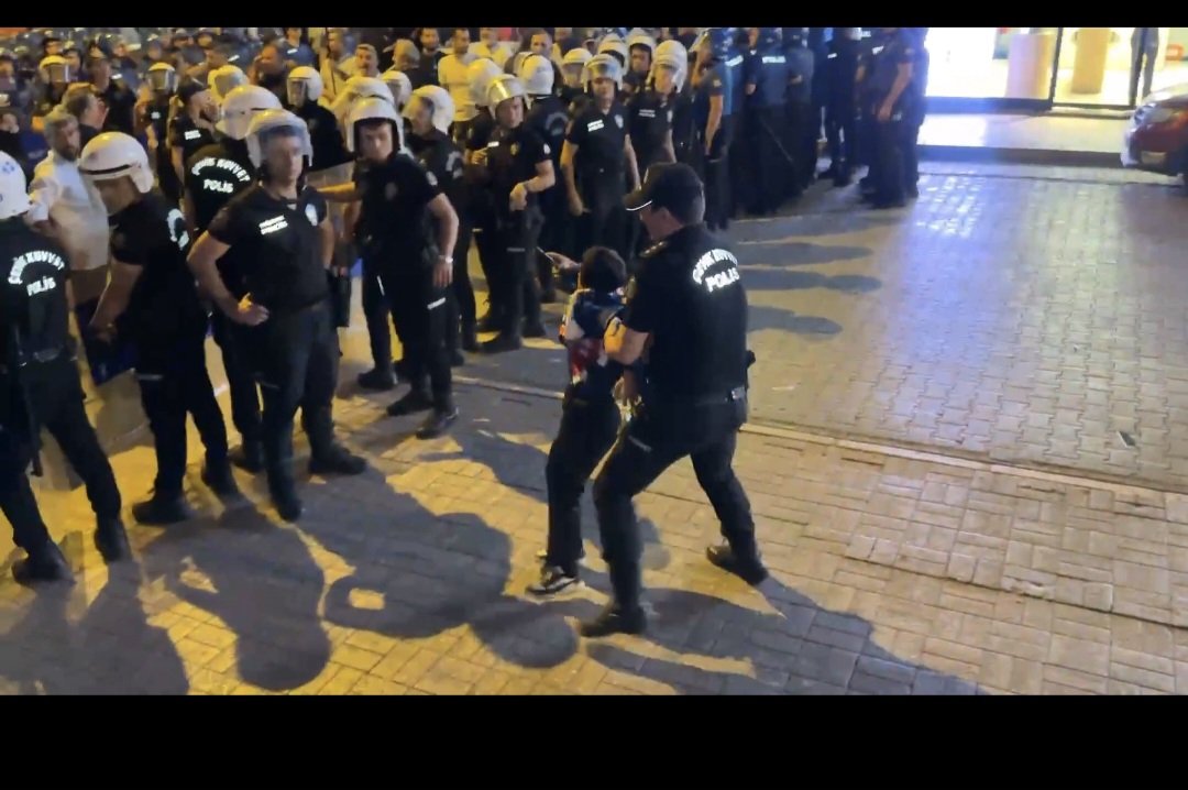 Perihansuley's tweet photo. Adana Emniyeti'nin alandaki küçük çocuğa müdahalesi!

#AdanaEmniyeti
AkpDönemi ZulümDönemi
OzgürlükYürüyüşüne Müdahale
#AdanaEmniyeti https://t.co/IoKdB8jHdf