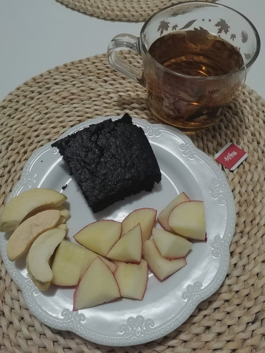 tvsceo's tweet photo. dark chocolate beetroot brownie , an apple , freeze dried peach slices , herbal tea 
480kcal https://t.co/8fdTiZVg5S