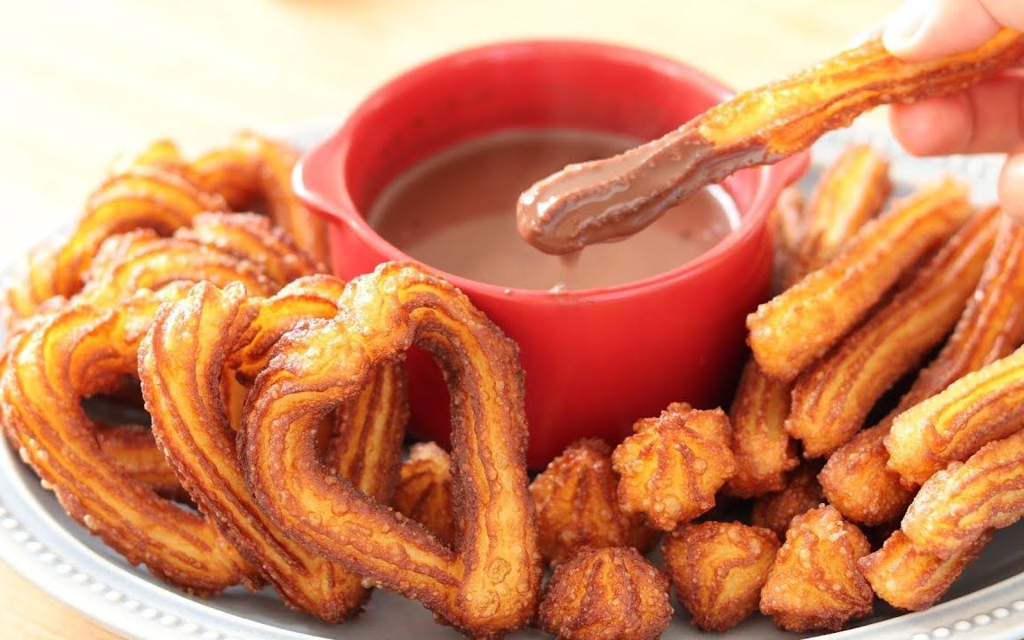 IreneKirchiq6's tweet photo. Churros crujientes con azúcar y chocolate caliente, el mejor antojo de la calle para cualquier momento del día ， https://t.co/piOvkU3CK0