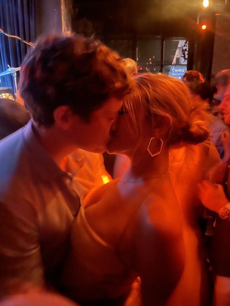 Santiago_Xx1's tweet photo. 8 FORMAS DE HACER QUE LA INTIMIDAD SE SIENTA MUCHO MÁS ESPECIAL

1. EMPIEZA CON UN BESO EN EL CUELLO https://t.co/eknme3uD5v