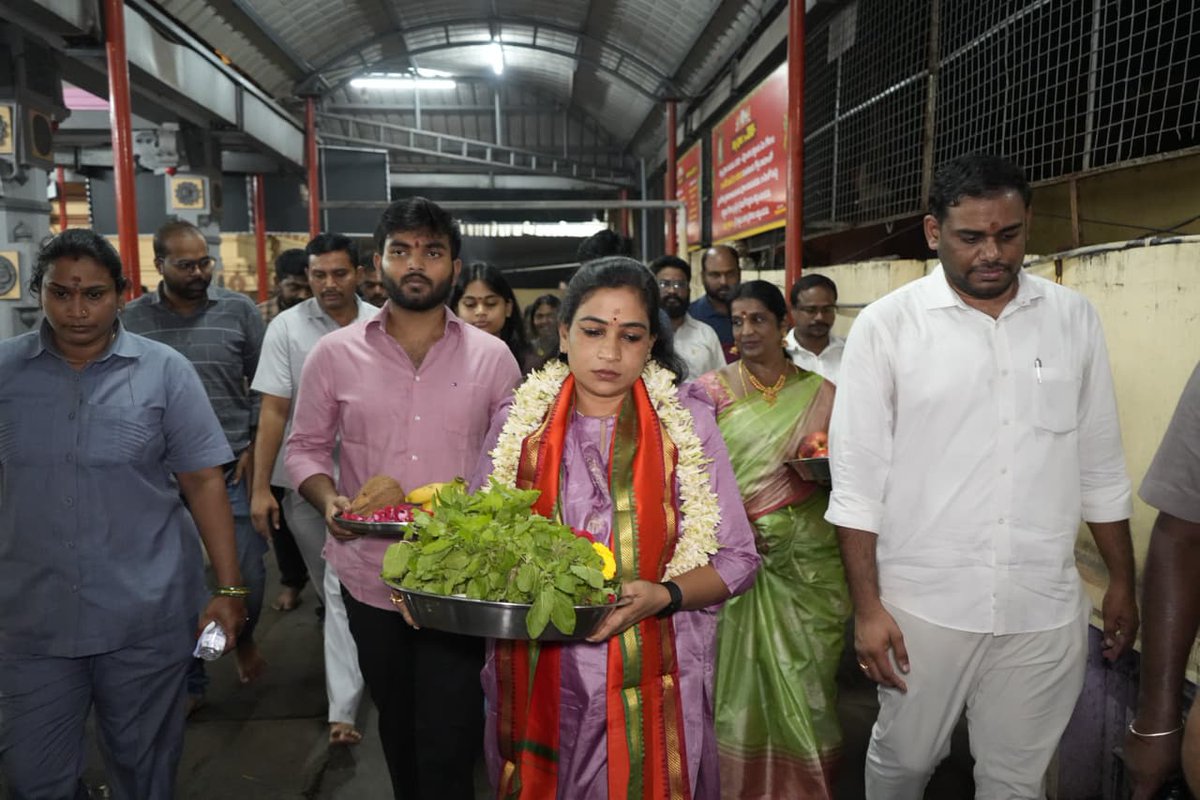 Anitha_TDP's tweet photo. విశాఖలోని శ్రీ సత్యనారాయణ స్వామివారి సన్నిధిలో ఆధ్యాత్మిక ప్రశాంతతను అనుభవిస్తూ పౌర్ణమి రోజున స్వామివారిని దర్శించుకుని ప్రత్యేక పూజలు నిర్వహించడం జరిగింది.

ప్రజలతో ఆప్యాయంగా మమేకమై వారి యోగక్షేమాలను తెలుసుకున్నాను.

ప్రతి కుటుంబంలో సుఖశాంతులు, ప్రతి ఒక్కరి జీవితంలో ఆయురారోగ్యాలు నిండాలని స్వామివారిని ప్రార్థించాను.

#ChandraBabuNaidu #HomeMinister #VangalapudiAnitha #TDP #AndhraPradesh