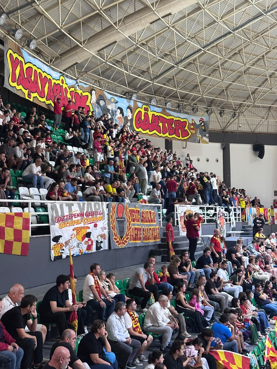karabaglarlilar's tweet photo. Yeni pankartlarımızla  basketbol takımımızı TED Ankara Kolejliler maçında yalnız bırakmadık. #Göztepe https://t.co/pGOAcY9o0a