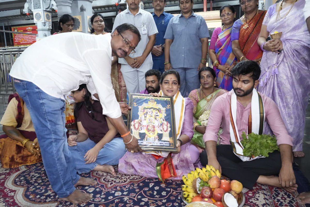 Anitha_TDP's tweet photo. విశాఖలోని శ్రీ సత్యనారాయణ స్వామివారి సన్నిధిలో ఆధ్యాత్మిక ప్రశాంతతను అనుభవిస్తూ పౌర్ణమి రోజున స్వామివారిని దర్శించుకుని ప్రత్యేక పూజలు నిర్వహించడం జరిగింది.

ప్రజలతో ఆప్యాయంగా మమేకమై వారి యోగక్షేమాలను తెలుసుకున్నాను.

ప్రతి కుటుంబంలో సుఖశాంతులు, ప్రతి ఒక్కరి జీవితంలో ఆయురారోగ్యాలు నిండాలని స్వామివారిని ప్రార్థించాను.

#ChandraBabuNaidu #HomeMinister #VangalapudiAnitha #TDP #AndhraPradesh