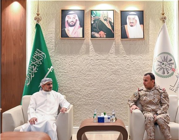 Nashwan315's tweet photo. قائد القوات المشتركة والفريق أول ركن طارق صالح عفاش يؤكدان على رفع الجاهزية القتالية وتكامل الأدوار العسكرية للمرحلة القادمة. سبتمبر_عهد_الجمهورية 🇾🇪 https://t.co/tAqUg6ncVi