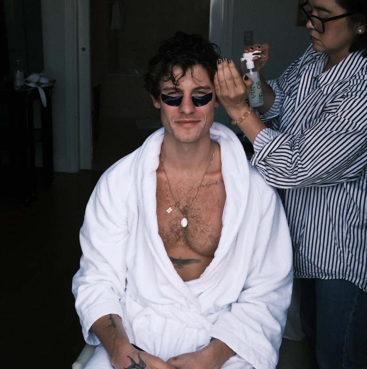 tracklist's tweet photo. Shawn Mendes está trabalhando em um novo álbum e confirma que está explorando coisas novas:

“Tenho estado muito bem. Tenho passado meu tempo fazendo algo que nunca tinha feito antes: construindo uma vida, uma comunidade e um lar fora da minha carreira”, contou à Vogue. https://t.co/eA6MlsU0WD