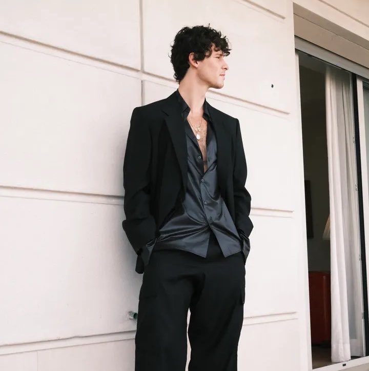 tracklist's tweet photo. Shawn Mendes está trabalhando em um novo álbum e confirma que está explorando coisas novas:

“Tenho estado muito bem. Tenho passado meu tempo fazendo algo que nunca tinha feito antes: construindo uma vida, uma comunidade e um lar fora da minha carreira”, contou à Vogue. https://t.co/eA6MlsU0WD