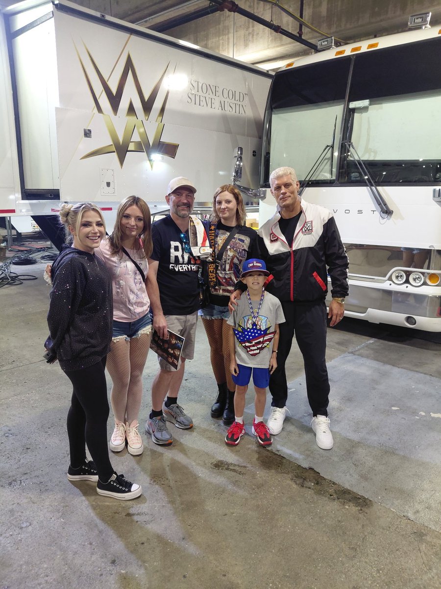 Jmichelle231's tweet photo. WWE is magic ! The last couple weeks have been the hardest of our lives. It was nice to give Leo a dream before we start another tough week. Everyone was so nice, it couldn't have been better. The show was amazing, it was an unforgettable experience. We are so thankful and I could never say that enough ! The whole team at WWE are amazing people !
Also, Bella getting to meet Alexa made her year ! 
Thanks @AlexaBliss_WWE 🩷
@CodyRhodes 
@RandyOrton