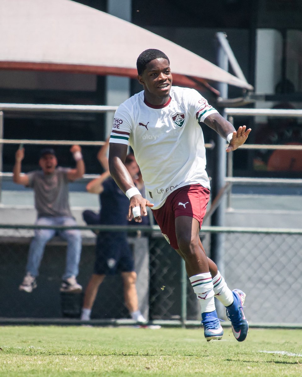 FluminenseFC's tweet photo. VEEEENCEEEEE O FLUMINENSE! 🇭🇺🇭🇺🇭🇺
Com gols de Breno, Italo Vinícius e Wesley Natã, os #MlksDeXerém vencem o Flamengo por 3 a 1 pelo Carioca sub-20, assumem a liderança e seguem invictos na competição! #VemQueTem https://t.co/E4KwCInSao