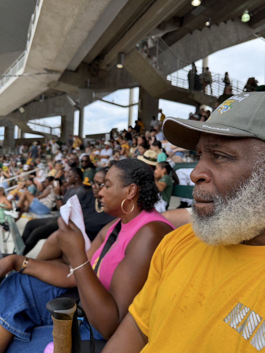 Bushrodd's tweet photo. Brought my sister and bro-n-law to Baylor/Colorado game.  Both Jackson State Grads! They not understanding halftime! 😂 😂 https://t.co/JGnODVYcpH