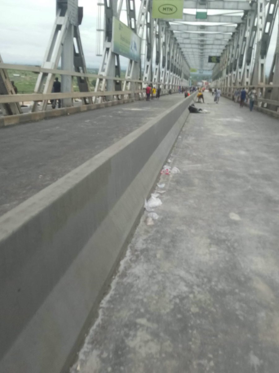 Igwekammaoluchi's tweet photo. First niger bridge has been demarcated fully. https://t.co/0nWtLSQue1