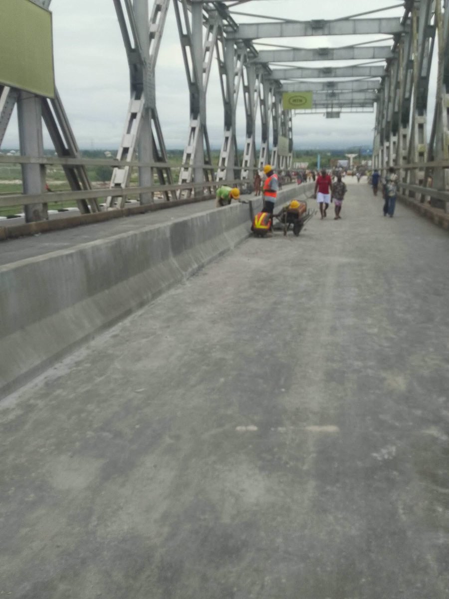 Igwekammaoluchi's tweet photo. First niger bridge has been demarcated fully. https://t.co/0nWtLSQue1