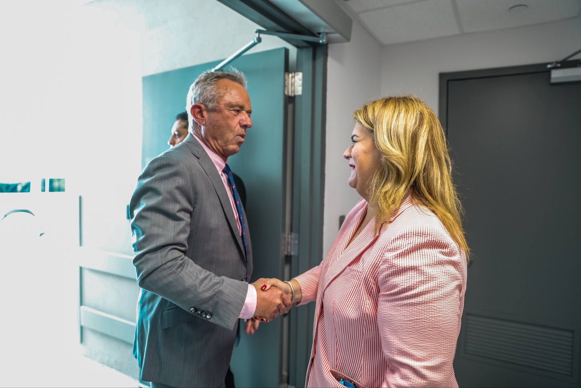 Jenniffer's tweet photo. Reunida con el secretario del Departamento de Salud y Servicios Humanos de los Estados Unidos, @SecKennedy, conversamos sobre importantes proyectos e iniciativas de salud para Puerto Rico, incluyendo la inauguración que realizamos hoy del nuevo Centro de Salud Susana Centeno en Vieques.

——

Met with U.S. Secretary of Health and Human Services @SecKennedy to discuss key health projects and initiatives for Puerto Rico, including today’s inauguration of the new Susana Centeno Health Center in Vieques.