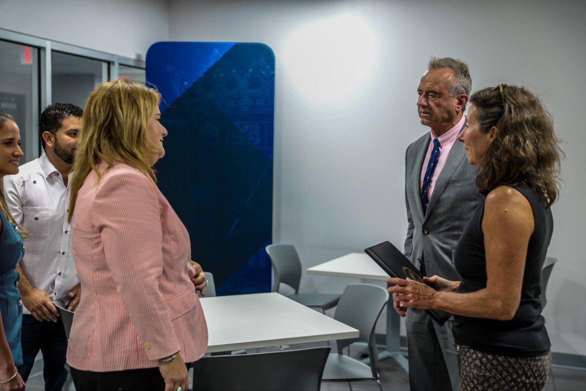 Jenniffer's tweet photo. Reunida con el secretario del Departamento de Salud y Servicios Humanos de los Estados Unidos, @SecKennedy, conversamos sobre importantes proyectos e iniciativas de salud para Puerto Rico, incluyendo la inauguración que realizamos hoy del nuevo Centro de Salud Susana Centeno en Vieques.

——

Met with U.S. Secretary of Health and Human Services @SecKennedy to discuss key health projects and initiatives for Puerto Rico, including today’s inauguration of the new Susana Centeno Health Center in Vieques.