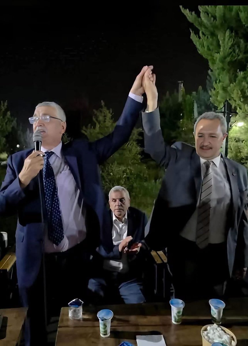 Vedat__Polat's tweet photo. Urfalı olmayanların Şanlıurfa’yı dizayn etme dönemi bitmiştir. Urfalın��n Siyasiside İş Adamıda kendine yeter. İthallere gerek yok. Zamanı geçmişler ancak zamanı geçmişlerden medet umar. Bu adam Valiyken valilik yapmak yerine aklınca Şanlıurfa’yı dizayn etmeye çalışmış Becerememiş, Şanlıurfa Sporu dizayn etmeye çalışmış Becerememiş, o zaman bu STK başkanları gibi STKları kullanarak Belediye Başkanı olmuş onu da Beceremeyip yarıda bırakıp gitmiştir.!
Git memleketine ne yapmak istiyorsan orda yap.. Çekin şu elinizi bi Urfa’dan artık.