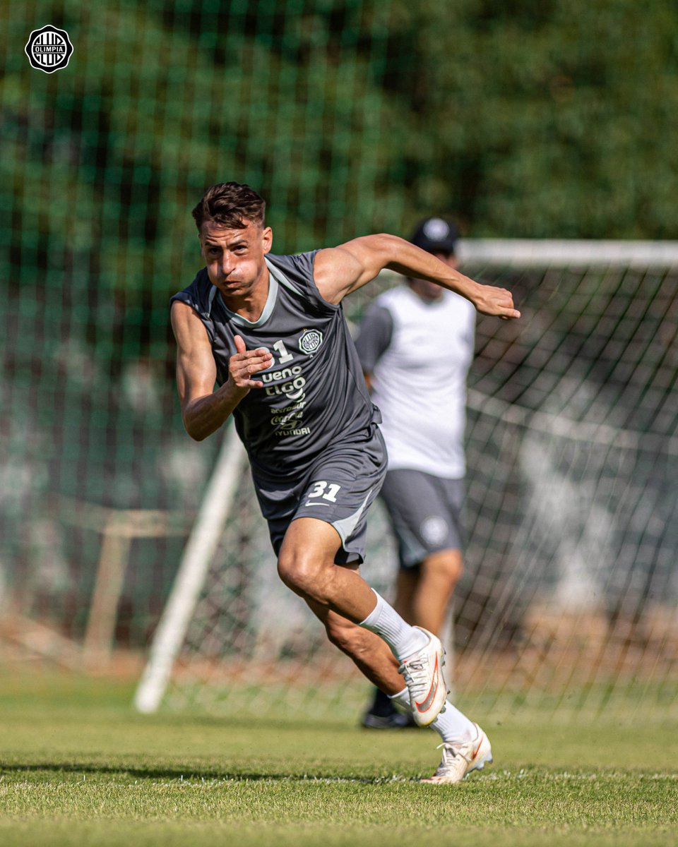 elClubOlimpia's tweet photo. ¡Ajustamos detalles para el trascendental duelo del lunes! 🔥⚽️ https://t.co/5DrvvsmFLK