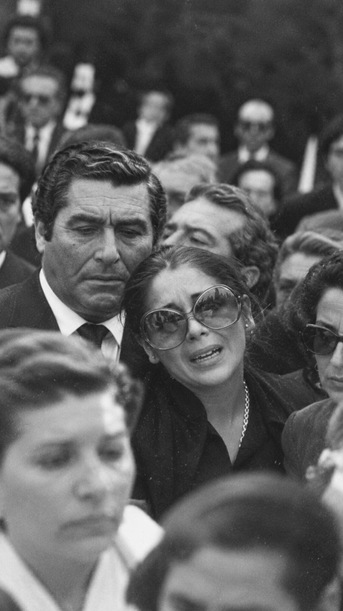 Chris_Montz's tweet photo. El 26 de septiembre de 1984, Francisco Rivera, ‘Paquirri’, uno de los toreros más populares de España, fue gravemente corneado por un toro durante una corrida en la plaza de Pozoblanco, Córdoba. Aunque fue atendido de urgencia y trasladado a un hospital, no sobrevivió. Tenía 36 años y dejaba viuda a la cantante Isabel Pantoja, con quien se había casado apenas un año antes y tenía un hijo de sólo siete meses.

La muerte de ‘Paquirri’ marcó profundamente a Pantoja, quien se apartó de los escenarios durante meses. Para su regreso surgió la idea de un nuevo disco y José Luis Perales recibió la propuesta de escribir sus canciones. El compositor inicialmente se negó; le resultaba difícil convertir un dolor tan reciente en canciones. Finalmente aceptó escribir una sola, ‘Pensando en ti’. Cuando Isabel la escuchó, se emocionó y le pidió que escribiera el álbum completo. Perales se encerró durante varios meses en su casa de Cuenca y de aquel proceso nació ‘Marinero de luces’, ‘Era mi vida él’ y ‘Hoy quiero confesarme’.

El álbum ‘Marinero de luces’ marcó el regreso artístico de Isabel Pantoja y terminó convirtiéndose en uno de los trabajos más emblemáticos de su carrera. Curiosamente, aquella historia terminaría conectándose también con la salsa, ‘Hoy quiero confesarme’, escrita por Perales, fue grabada tres años después por el dominicano José Alberto ‘El Canario’, con arreglos de Isidro Infante, para su producción ‘Sueño Contigo’, convirtiéndose en un clásico de la salsa romántica, una canción cuya historia, de cierta manera, comenzó con aquella tragedia ocurrida un día como hoy.