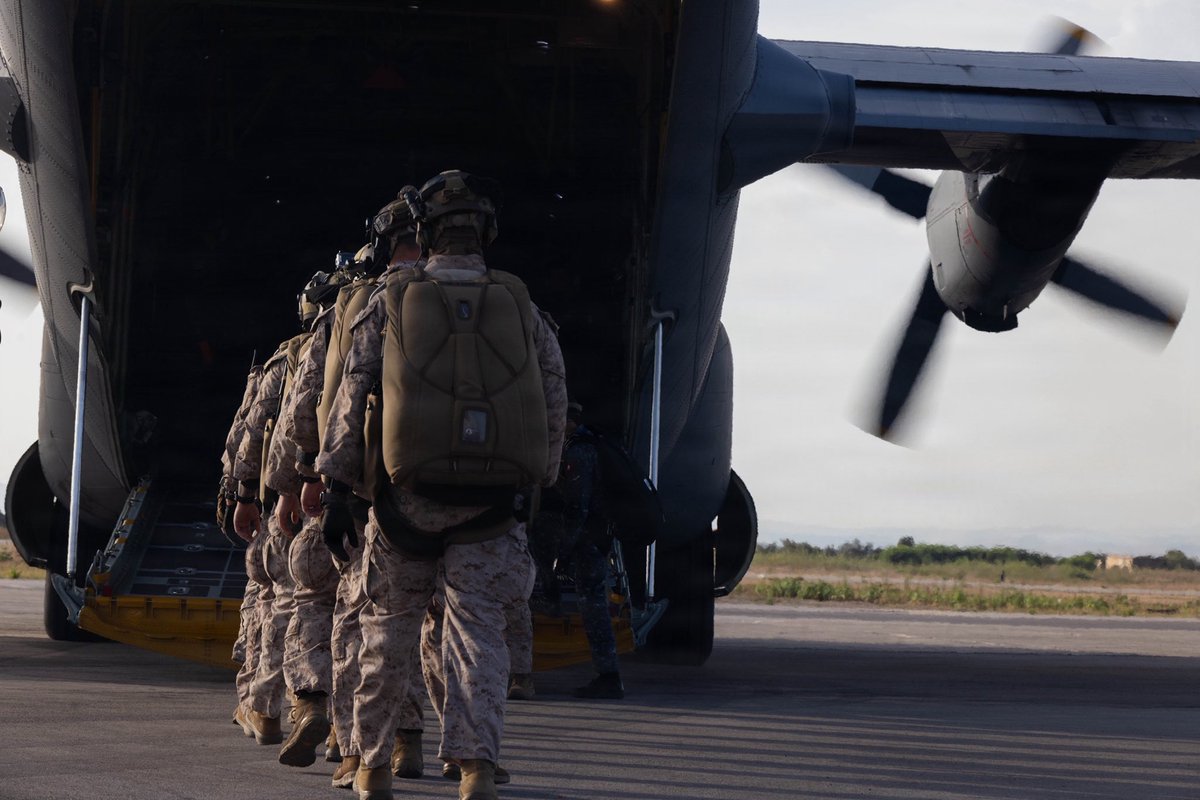 USMCFEA's tweet photo. From rigorous mission planning to the final descent. 🪂🇺🇸🇹🇳
U.S. Marine Corps Force Reconnaissance Marines with 2d Reconnaissance Battalion teamed up with Tunisian forces in Bizerte for comprehensive bilateral free-fall operations.

📸 Lance Cpl. Isaac Garza https://t.co/xkJ8cbmqcE