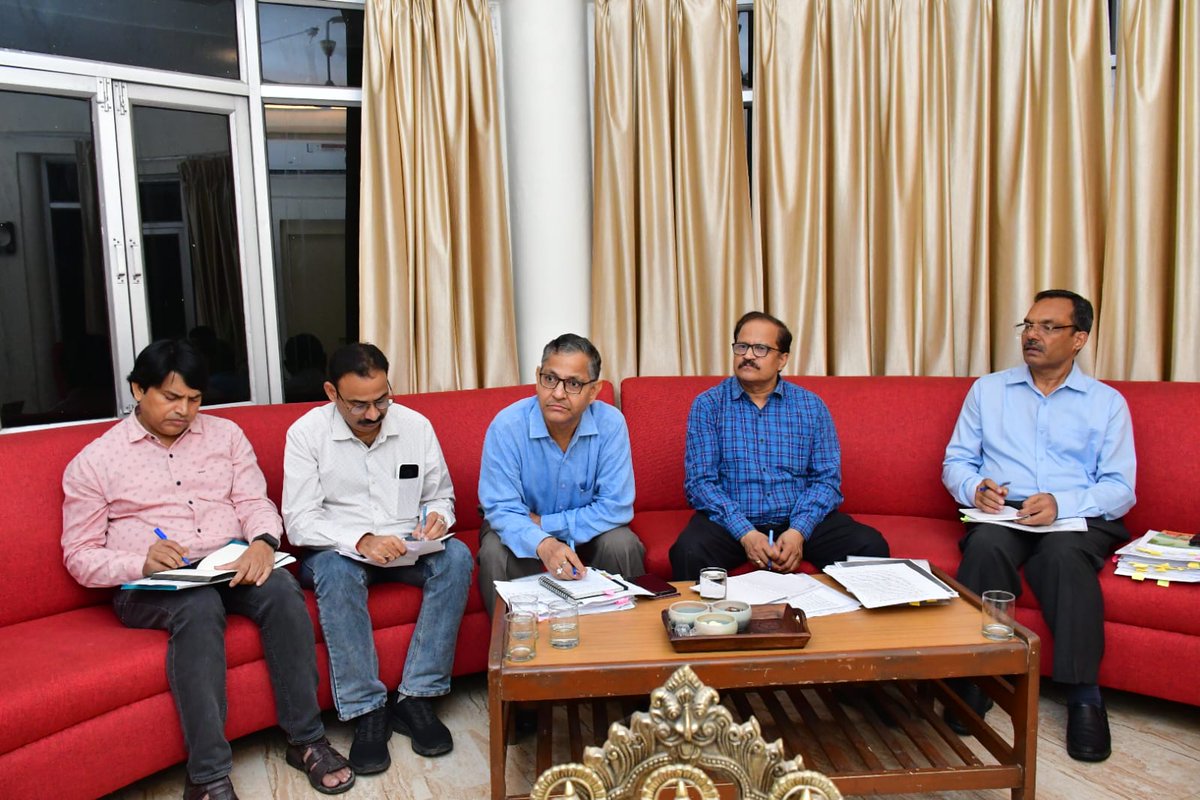 spshahibjp's tweet photo. उत्तर प्रदेश में लगातार हो रही तेज बारिश एवं तेज हवाओं के कारण धान, गन्ना, मक्का, सब्जी सहित विभिन्न खरीफ फसलों को हुई क्षति के दृष्टिगत आज लखनऊ स्थित आवास पर कृषि विभाग के वरिष्ठ अधिकारियों एवं फसल बीमा कंपनियों के प्रतिनिधियों के साथ उच्चस्तरीय बैठक की।
(1) https://t.co/Bs1riLtTc5