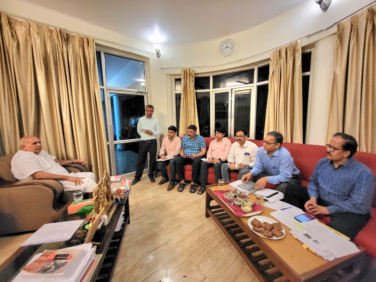 spshahibjp's tweet photo. उत्तर प्रदेश में लगातार हो रही तेज बारिश एवं तेज हवाओं के कारण धान, गन्ना, मक्का, सब्जी सहित विभिन्न खरीफ फसलों को हुई क्षति के दृष्टिगत आज लखनऊ स्थित आवास पर कृषि विभाग के वरिष्ठ अधिकारियों एवं फसल बीमा कंपनियों के प्रतिनिधियों के साथ उच्चस्तरीय बैठक की।
(1) https://t.co/Bs1riLtTc5