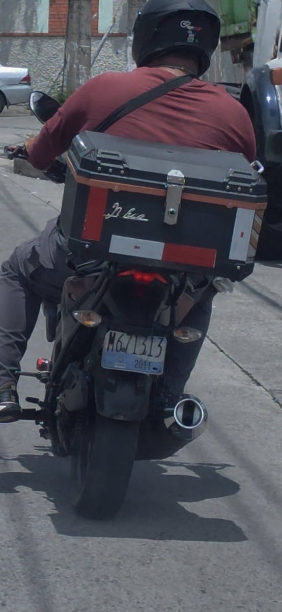 GustavoPleitez's tweet photo. Parece que algunos motociclistas ya confundieron la acera con la calle. Las aceras son para los peatones; circular por ellas pone vidas en riesgo y puede provocar accidentes.  @VMTElSalvador @PNCSV @RomeoHerrera1 https://t.co/7k7Tfd9N1J