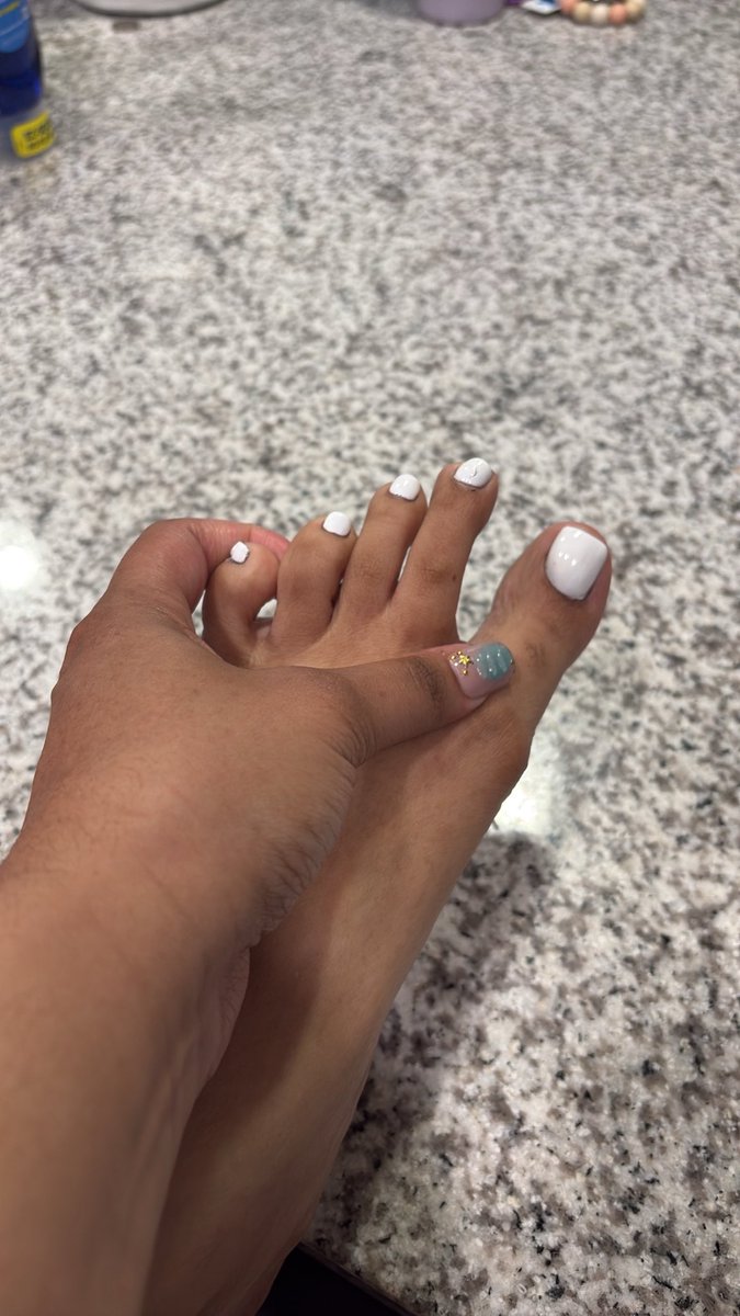 empresssoless's tweet photo. Empress needs a pedicure https://t.co/Bmnh3kOW8c