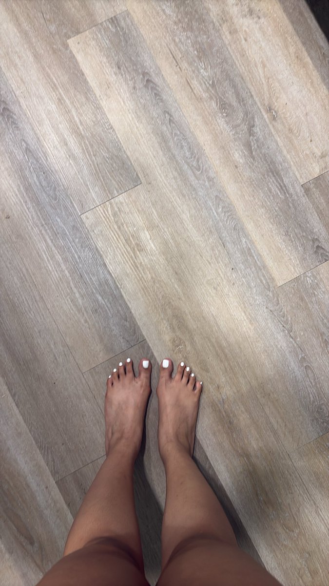 empresssoless's tweet photo. Empress needs a pedicure https://t.co/Bmnh3kOW8c