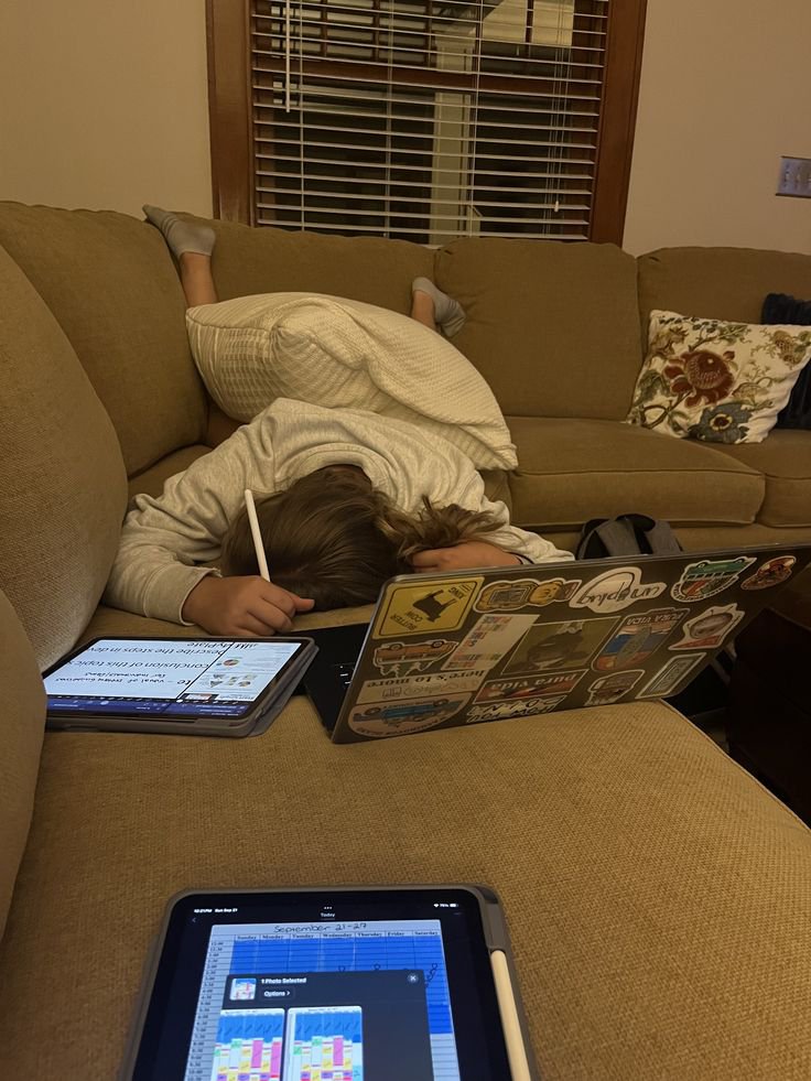 Aurielle007s's tweet photo. Tired but with so much to do https://t.co/a3KqdyzFHN