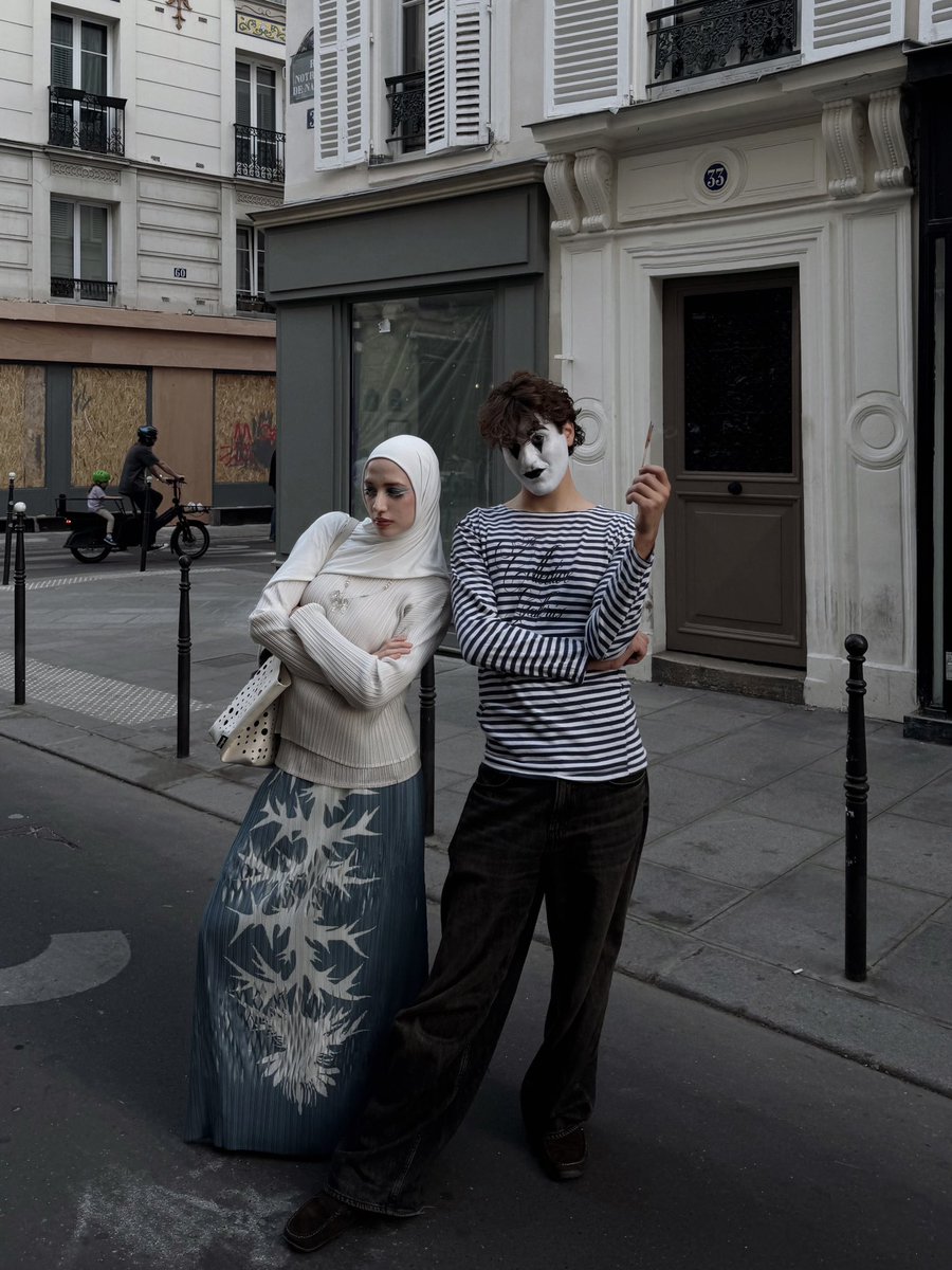 mugIerette's tweet photo. auramaxxing with a mime in the streets of Paris https://t.co/DqR6S1qOiw