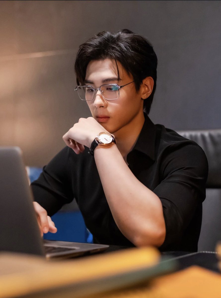 mywb02's tweet photo. ผมล่ะชอบลุคพี่เจย์ใส่แว่นจริงๆ มันคือสุดยอดพีระมิด ใครก็เอาไม่ลง เพราะพี่คือซูปเปอร์ท็อปโปรแมกซ์ ครบสูตรพระเมะปากดีขี้เหงาเอาแต่ใจ https://t.co/jFfhN0AOEh