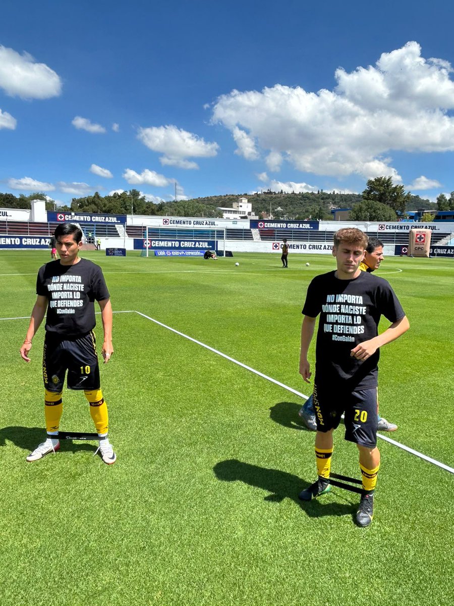 LeonesNegrosCF's tweet photo. ¡Qué importa de dónde venimos! Lo que importa es a dónde vamos y lo que defendemos… 😤🤝 #RugimosPorElAscenso

#ConGalán https://t.co/nJmfAcHoII