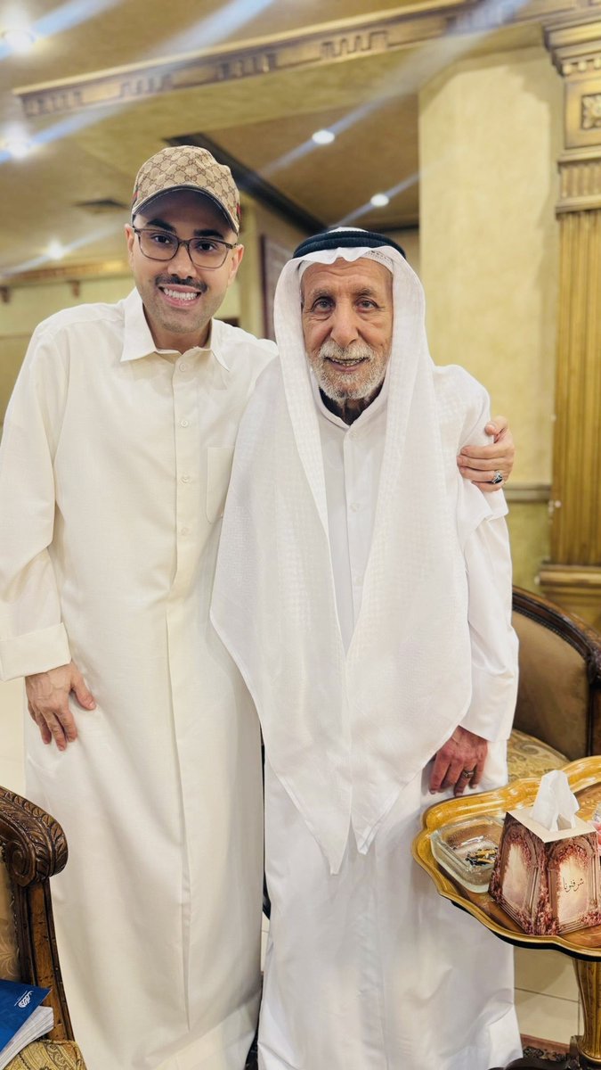 SoudAlmuzaiel's tweet photo. يازين هالوجه وهالشوفه 

ياريحة الكويت واهل الكويت وقرية الفنطاس وهذاك الجنوب والزمن الجميل يا الفنان العملاق الأصيل .. وكنا ووالدتي المصونة وأسرتي الكريمة في ضيافة والدنا العزيز الأستاذ ابراهيم مُلا مزعل بن هزاع الصلال حفظه الله ورعاه وقضينا يوم عائلي في قمة الشياكة والجمال والسعادة والبركة حيث سعدنا برؤيته وخالتي الغالية أم خالد ربي يعافيها والبكر البار شقيقي الأستاذ خالد والأشقاء والشقيقات وبعض الأحفاد .. شكراً جزيلاً على هذه الدعوه وكرم الضيافة ومبروك اصدار هذا الكتاب التاريخي المهم لسيرة فنان خليجي أبدع بفنه وعطائه 🙏🏽💙