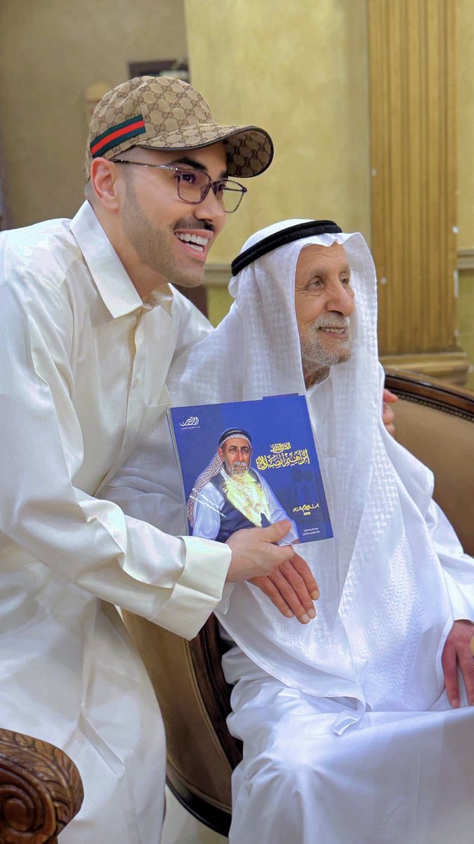 SoudAlmuzaiel's tweet photo. يازين هالوجه وهالشوفه 

ياريحة الكويت واهل الكويت وقرية الفنطاس وهذاك الجنوب والزمن الجميل يا الفنان العملاق الأصيل .. وكنا ووالدتي المصونة وأسرتي الكريمة في ضيافة والدنا العزيز الأستاذ ابراهيم مُلا مزعل بن هزاع الصلال حفظه الله ورعاه وقضينا يوم عائلي في قمة الشياكة والجمال والسعادة والبركة حيث سعدنا برؤيته وخالتي الغالية أم خالد ربي يعافيها والبكر البار شقيقي الأستاذ خالد والأشقاء والشقيقات وبعض الأحفاد .. شكراً جزيلاً على هذه الدعوه وكرم الضيافة ومبروك اصدار هذا الكتاب التاريخي المهم لسيرة فنان خليجي أبدع بفنه وعطائه 🙏🏽💙