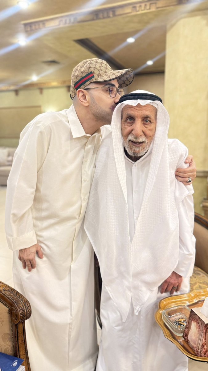 SoudAlmuzaiel's tweet photo. يازين هالوجه وهالشوفه 

ياريحة الكويت واهل الكويت وقرية الفنطاس وهذاك الجنوب والزمن الجميل يا الفنان العملاق الأصيل .. وكنا ووالدتي المصونة وأسرتي الكريمة في ضيافة والدنا العزيز الأستاذ ابراهيم مُلا مزعل بن هزاع الصلال حفظه الله ورعاه وقضينا يوم عائلي في قمة الشياكة والجمال والسعادة والبركة حيث سعدنا برؤيته وخالتي الغالية أم خالد ربي يعافيها والبكر البار شقيقي الأستاذ خالد والأشقاء والشقيقات وبعض الأحفاد .. شكراً جزيلاً على هذه الدعوه وكرم الضيافة ومبروك اصدار هذا الكتاب التاريخي المهم لسيرة فنان خليجي أبدع بفنه وعطائه 🙏🏽💙