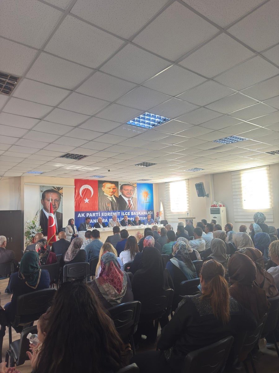 AkEdremit65's tweet photo. Türkiye Yüzyılı Buluşmaları vesilesiyle Edremit İlçe Başkanlığımızı ziyaret eden MKYK Üyemiz Sayın Ahmet Bilal Kıymaz Başkanımızı, 
İlçe Başkanımız Sn. Kenan Öndil'in ev sahipliğinde kadirşinas teşkilat mensuplarımız ile birlikte ağırlamanın mutluluğunu yaşadık. https://t.co/j2piEgKDRQ