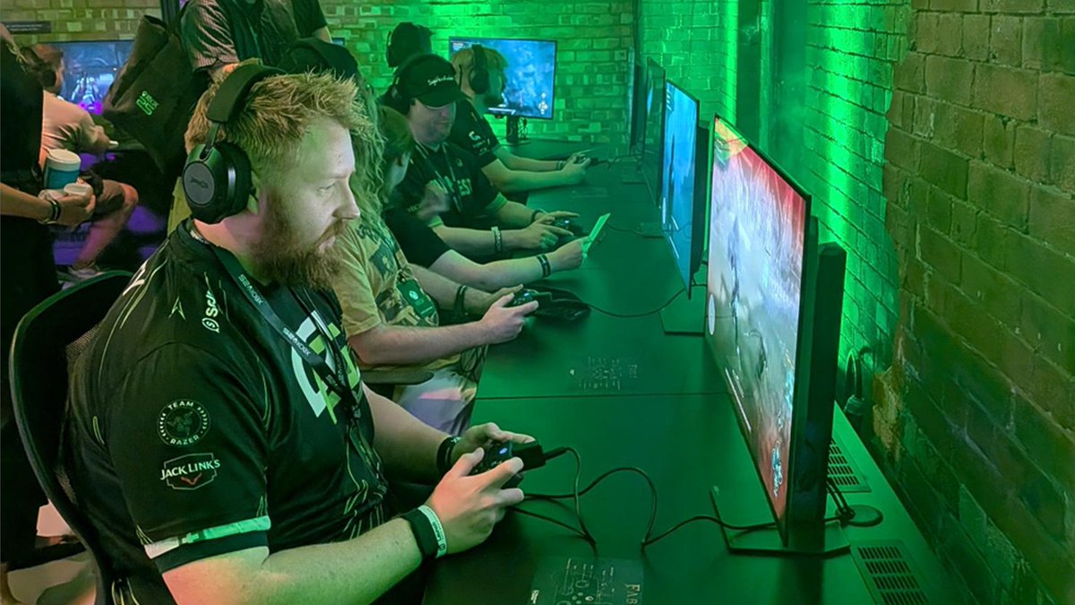 fable's tweet photo. We've spent years building the world of Albion.

During @XBOX FanFest, we finally got to watch hundreds of players take their first steps into it themselves.

The reactions, the smiles, the excitement... we've loved every second of sharing Fable with fans in London!

#Fable #FableTheGame @XBOXUK