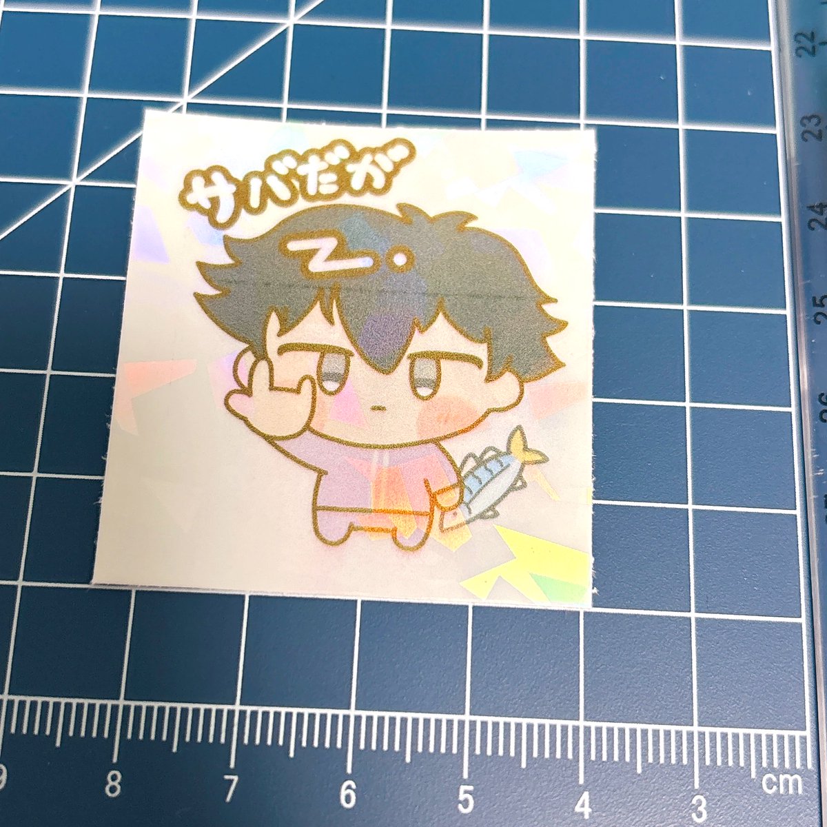 OchaUMAMI's tweet photo. シールセット→スマホに入る大きさです。
サバシール→クリアシールになってます。
ペーパースタンド→ポストカードに印刷してありハサミで切って組み立てる感じです。自立します。(画像のものは試作品なので端が欠けてます)
小説ポスカ→猫耳が生えたほのぼの短編です。 https://t.co/RuRYtOhPk3