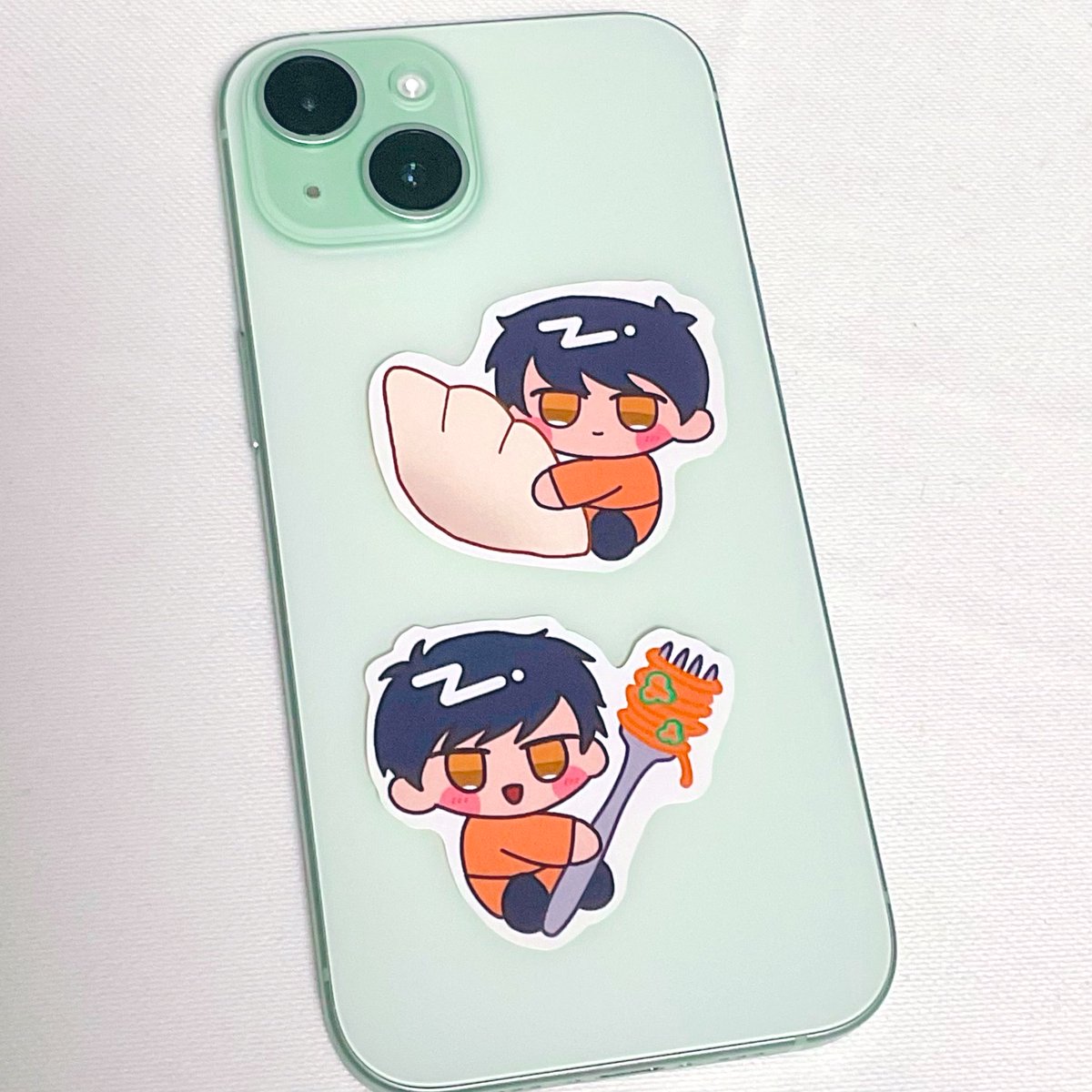 OchaUMAMI's tweet photo. シールセット→スマホに入る大きさです。
サバシール→クリアシールになってます。
ペーパースタンド→ポストカードに印刷してありハサミで切って組み立てる感じです。自立します。(画像のものは試作品なので端が欠けてます)
小説ポスカ→猫耳が生えたほのぼの短編です。 https://t.co/RuRYtOhPk3