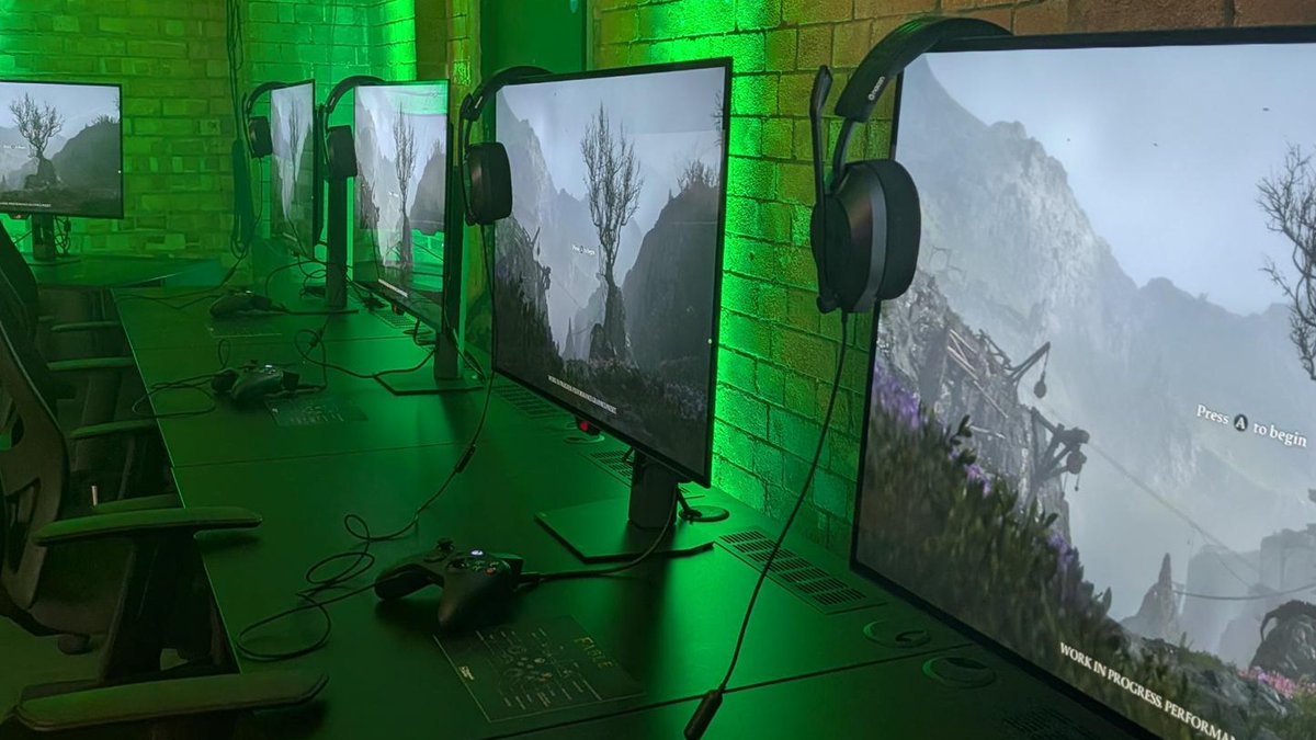 fable's tweet photo. We've spent years building the world of Albion.

During @XBOX FanFest, we finally got to watch hundreds of players take their first steps into it themselves.

The reactions, the smiles, the excitement... we've loved every second of sharing Fable with fans in London!

#Fable #FableTheGame @XBOXUK