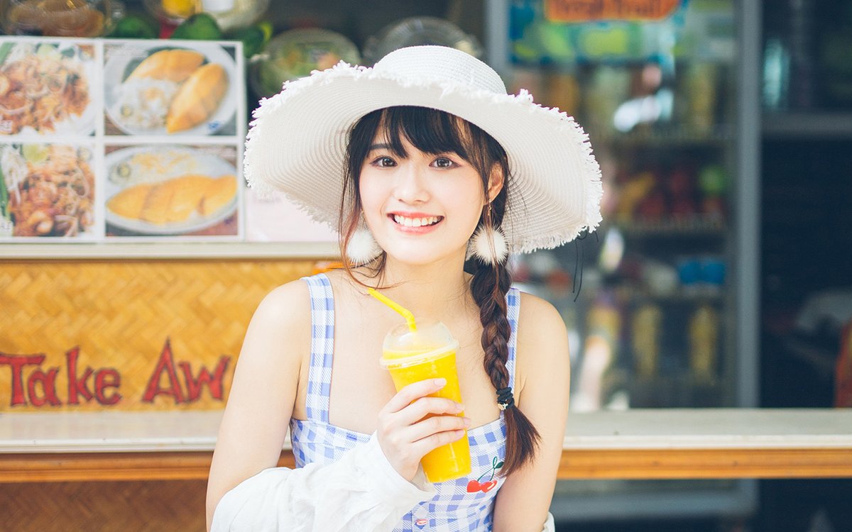 aelrh033192v1's tweet photo. [With a charming smile, I borrow the cool drink to tolerate the sticky heat—so nice!] https://t.co/GQW1vXn5VH