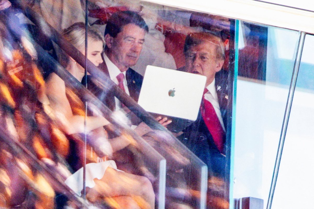 atrupar's tweet photo. Natalie Harp shows Trump and Sen. Hagerty something on a laptop in their box at the Tennessee-Texas football game

(REUTERS/Jonathan Ernst) https://t.co/W64mEm7wLZ