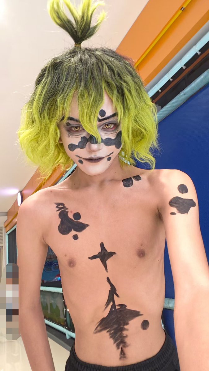 Hcuhccfbm3's tweet photo. 找一个一起拍鬼灭之刃里堕姬和妓夫太郎兄妹乱伦做爱小视频的，可提供假发（按你头围定制）衣服鞋子妆等，如果想去漫展门票什么的也包，，其他角色也可以拍，不光止是这两个，都可以来询问商量，我的话接触的时间也长，会比较还原角色，希望你也有一定的了解更加有代入感，两个角色毕竟是互相依靠的，我希望内容和相处的时候会比较温柔和谐，像如果说你有什么心理方面的问题，也没关系，我出过的cos也很多，也见过很多人。比如说咱俩要是去漫展的话，我可以细心的照顾你，你要是不想被别人靠近，你可以拉拉我的手指提醒我，让讨厌的人离你远点，把你护在身后，饿了我们就可以提前走，或者在漫展里面买点吃的，有什么不开心的事情之类的也可以跟我吐露向我说，毕竟就像动漫剧里一样，如果不是为了生存，有些事情的话，谁又会愿意去接受或者接触呢？像你这样的人已经做得很棒了。结束了之后，后面在酒店里的话，具体的过程，我觉得还是比较偏温柔比较好，有那种互相依靠的爱的感觉，这样或许也是你真正想要的，不拍视频也没关系，就当交个朋友，遇见你也就很高兴了。你要是不想了，或者不愿意的话，我们也就不强求了，我给你再开一间酒店，或者你回家也可以，注意安全。大概就是这样了，我的照片可以参考第2张和第3张，化妆的风格和样子也是可以改的，看你怎么想了，假发和化妆我都找人，给你尽量做到最好，衣服什么的也都送你了